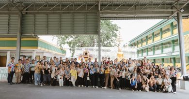 สรงน้ำพระพุทธรูปประจำโรงเรียนและรดน้ำขอพรผู้อาวุโส