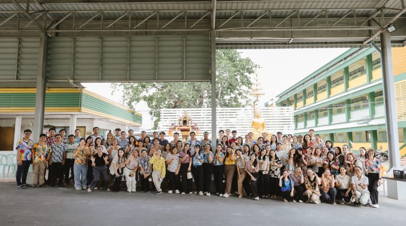 สรงน้ำพระพุทธรูปประจำโรงเรียนและรดน้ำขอพรผู้อาวุโส